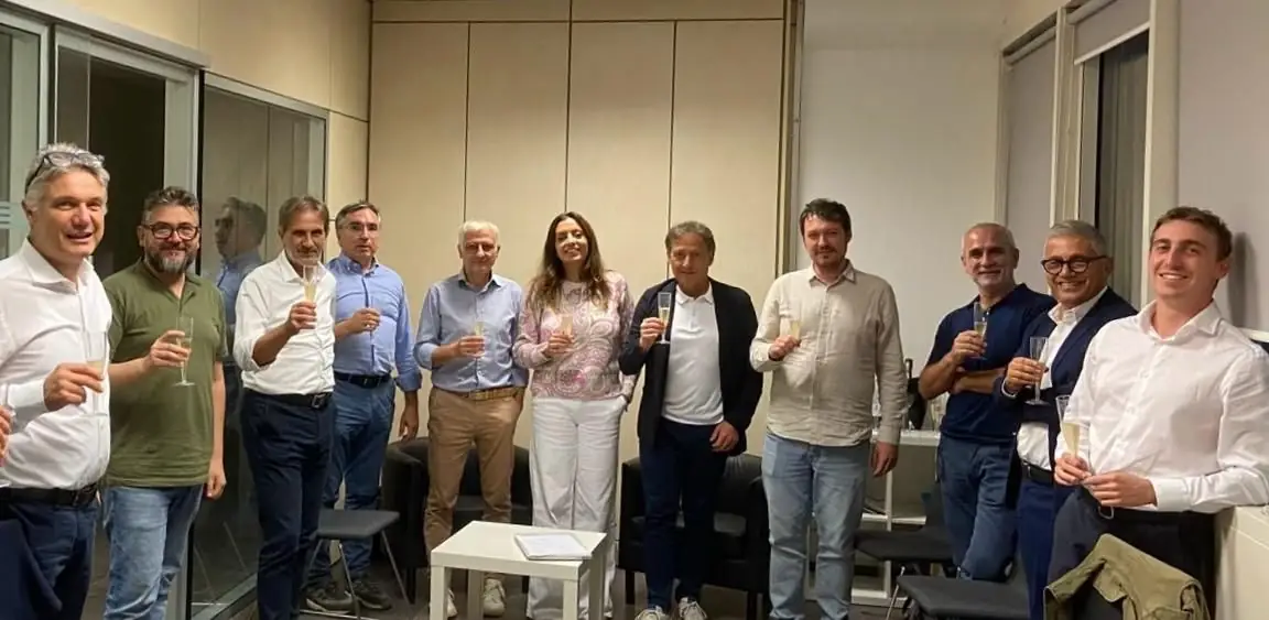 I soci di Digitalia brindano all’ingresso dei nuovi soci